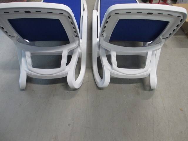 Шезлонг-лежак пластиковый Alfa белый, синий 1700-1945х710х850 мм