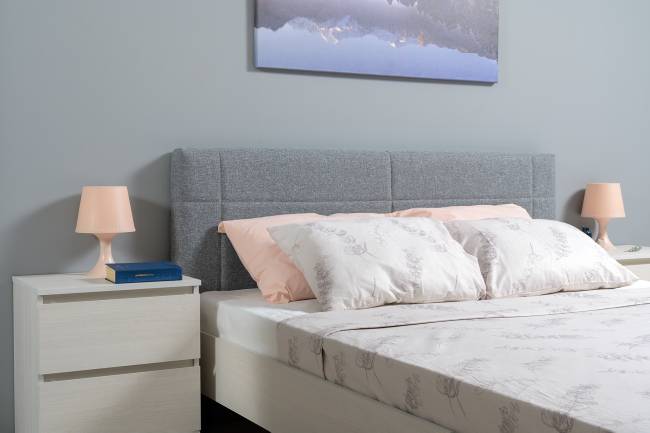 Двуспальная кровать с мягкой спинкой с основанием и двумя тумбочками Ника цвет ясень анкор светлый